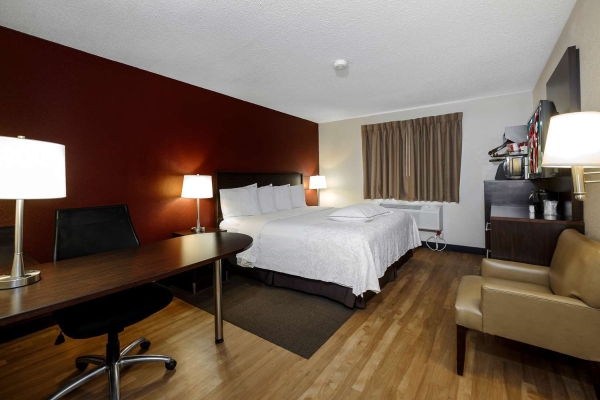 Hotel Red Roof PLUS Malone